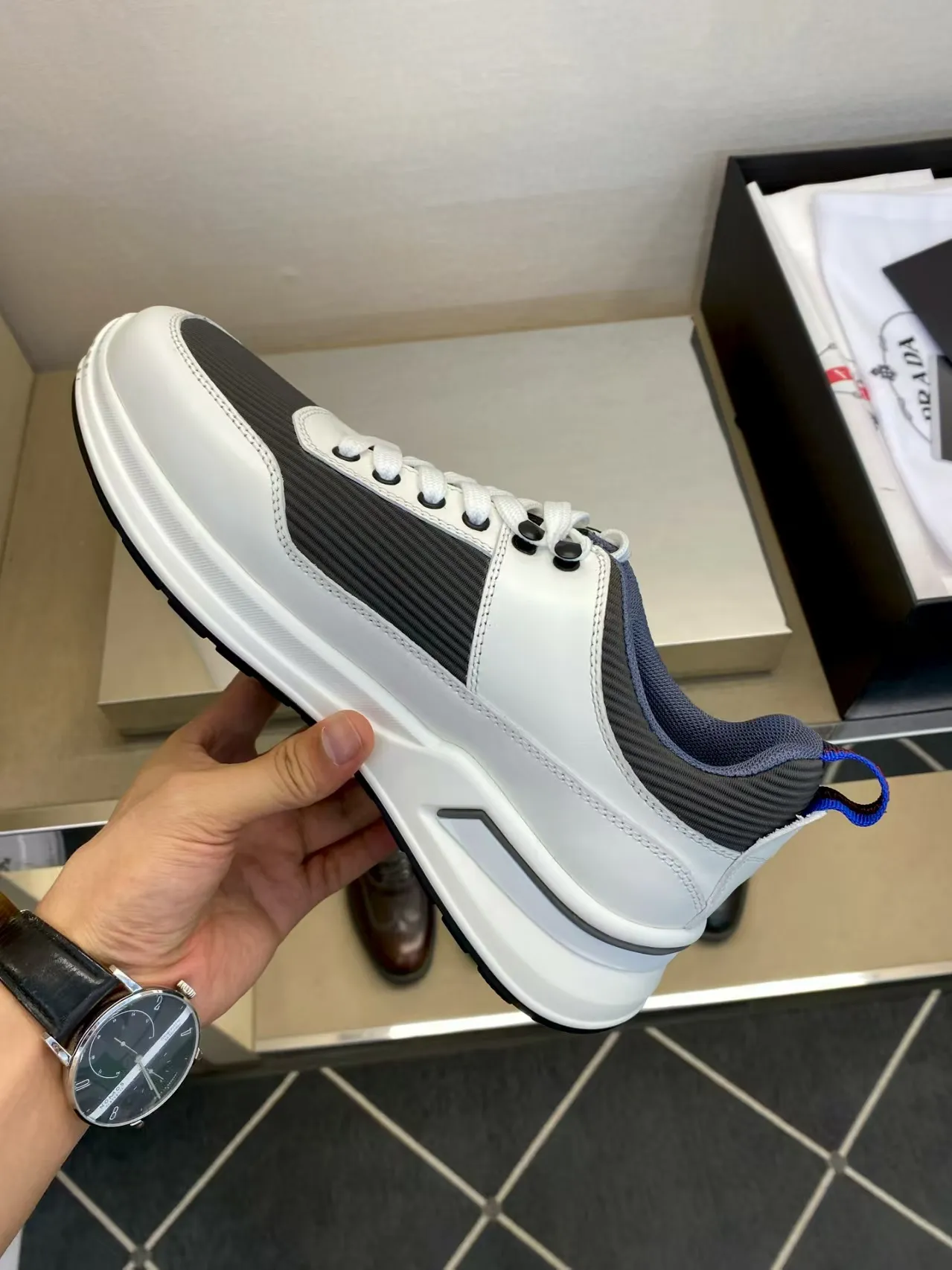 P440 38-45 Prada Prada’s new men’s leather sneakers, the highest version on the market, any comparison is welcome🆚! The original leather has excellent texture and is super high-end! Fetal sheep net lining imported from Italy, removable pad! Luxurious materials and fine workmanship, highly recommended!